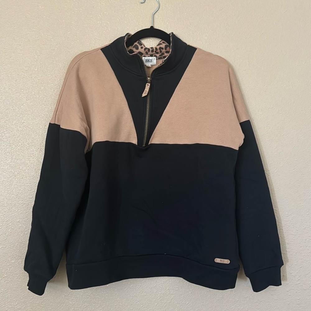 BKE Two-Tone Scoop Neck Pullover in Black and Beige